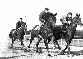 Trener Birger Andersen (i midten) vant det første Guineas-løpet på Øvrevoll i 1960